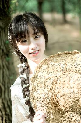 中午妈妈在厨房做饭